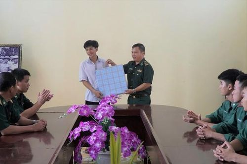 Chuyện về cậu con nuôi đầu tiên của lính 'quân hàm xanh' ở Quảng Bình đỗ Học viện Biên phòng