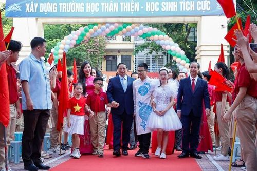 Thủ tướng dự lễ khai giảng tại ngôi trường đặc biệt của Hà Nội