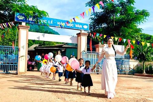 Hình ảnh cô trò vùng cao, biên giới háo hức trong ngày khai giảng