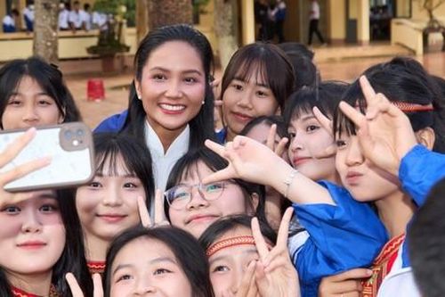 Hoa hậu H'Hen Niê diện áo dài trắng tham dự kỷ niệm 25 năm thành lập trường cũ