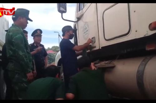 Ô tô đầu kéo cất giấu tinh vi hơn 100kg 'hàng cấm' từ nước ngoài mang vào nội địa