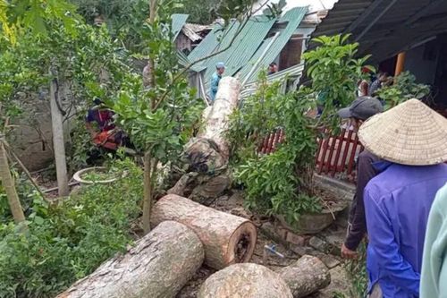 Hà Tĩnh: Lốc xoáy khiến một số ngôi nhà ảnh hưởng