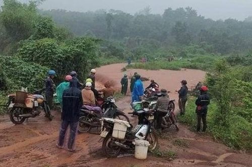 Gia Lai: Mưa lũ lớn làm các phương tiện giao thông không thể qua lại