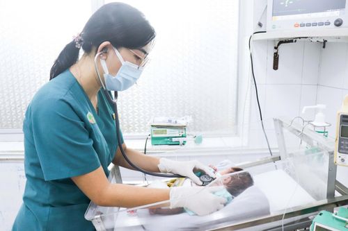 Phòng mổ riêng cho em bé mắc bệnh nặng, nghi nhiễm HIV