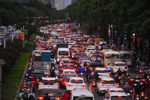 Giao thông Hà Nội tê liệt sau mưa giông, cây cối gãy đổ ở nhiều nơi