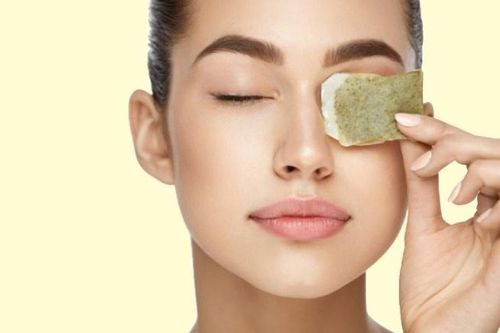 Xóa quầng thâm mắt bằng túi trà xanh đã qua sử dụng