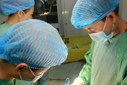 Cắt khối u khủng ở vùng nhạy cảm cho người đàn ông