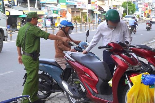 Cần Thơ ra quân xử lý xe đi ngược chiều trên đường Trần Hoàng Na