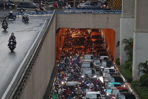 Hà Nội mưa lớn, giao thông 'tê liệt'