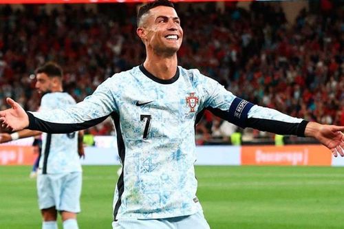 Ronaldo trở thành cầu thủ đầu tiên cán mốc 900 bàn thắng, bỏ Messi lại phía sau; nhà vô địch EURO gây thất vọng