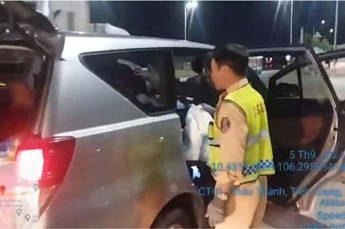 Cảnh sát giao thông hỗ trợ sản phụ sinh đôi trên cao tốc Trung Lương-TP Hồ Chí Minh