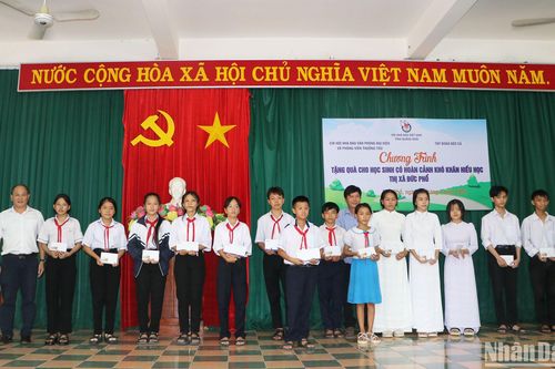 Trao quà tiếp sức học sinh có hoàn cảnh khó khăn đến trường