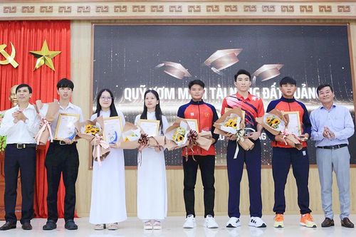 Quỹ ươm mầm tài năng đất Quảng tặng thưởng 20 cá nhân có thành tích xuất sắc