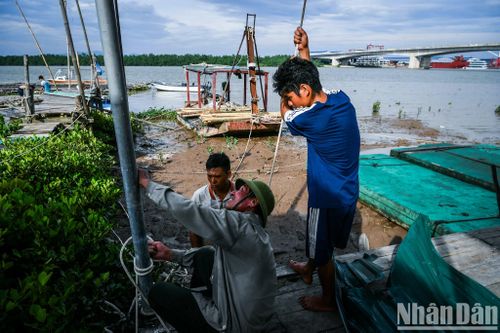 Chạy đua với thời gian trước giờ siêu bão đổ bộ