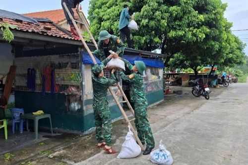 Đồn Biên phòng Cửa khẩu cảng Vạn Gia hỗ trợ người dân phòng, chống bão số 3