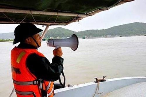 Đồn Biên phòng cửa khẩu cảng Cửa Lò - Bến Thủy khẩn trương hỗ trợ nhân dân ứng phó với bão số 3