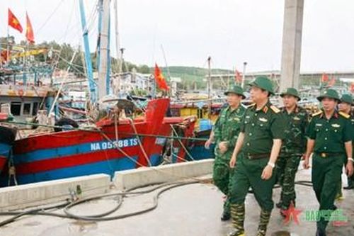 Tư lệnh Quân khu 4 kiểm tra công tác ứng phó bão số 3 tại Nghệ An