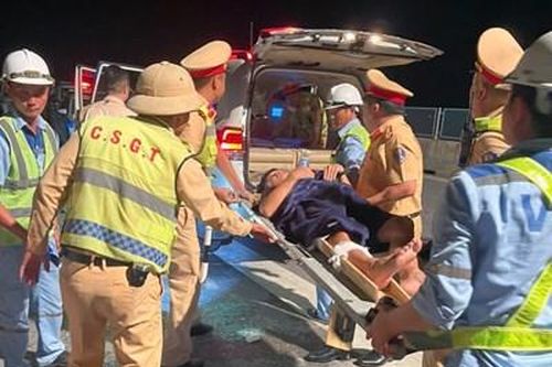 Ô tô khách gặp tai nạn trên cao tốc qua Thanh Hóa, hơn 10 người bị thương