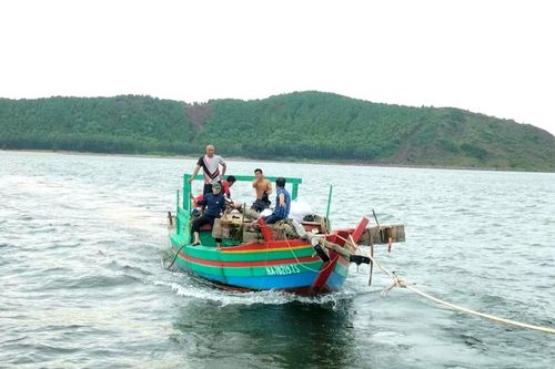 Lai dắt thành công tàu cá bị chìm, 3 ngư dân thoát nạn