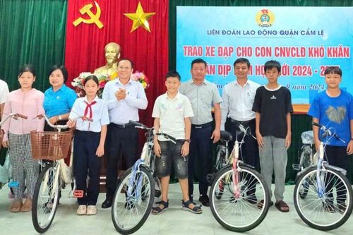 Trao tặng 30 xe đạp cho con công nhân viên chức lao động khó khăn