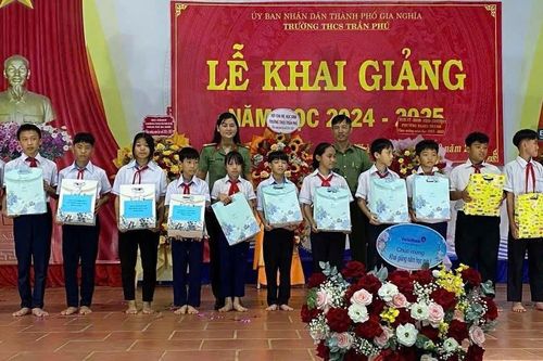 Cơ quan Ủy ban Kiểm tra Đảng ủy Công an tỉnh Đắk Nông nhận đỡ đầu học sinh có hoàn cảnh đặc biệt khó khăn