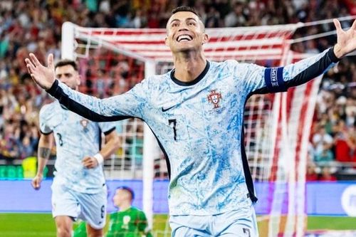 Ronaldo trở thành cầu thủ nam đầu tiên ghi được 900 bàn