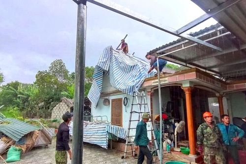 Lốc xoáy làm cây ngã đổ, nhà dân bị tốc mái
