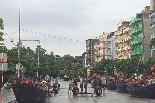 Ngư dân hối hả đưa thuyền, bè mảng lên đường nhựa 'chạy' bão