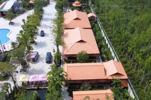 Cận cảnh biệt phủ 15ha toàn gỗ hiếm của 'đại gia chân đất'