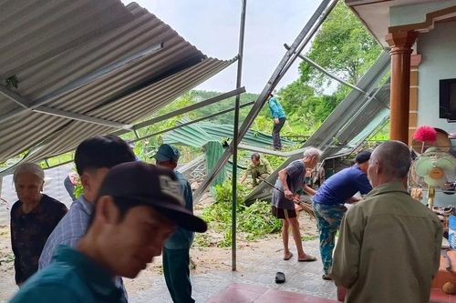 Trường học, nhà dân ở Hà Tĩnh hư hỏng do lốc xoáy