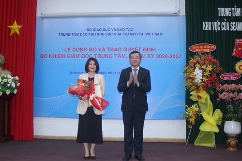 Thứ trưởng Nguyễn Văn Phúc trao quyết định bổ nhiệm Giám đốc trung tâm SEAMEO RETRAC