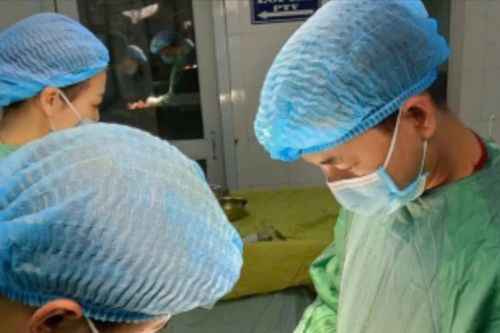 Nam bệnh nhân có khối u 1,2kg ở vùng kín