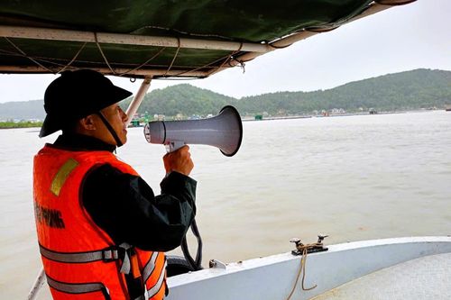 Đồn Biên phòng cửa khẩu cảng Cửa Lò - Bến Thủy khẩn trương hỗ trợ nhân dân ứng phó với bão số 3