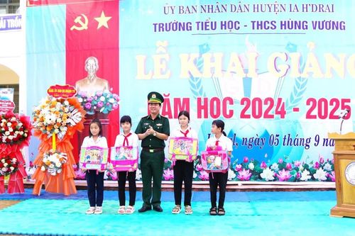 Học sinh vùng biên hân hoan trong ngày hội đến trường