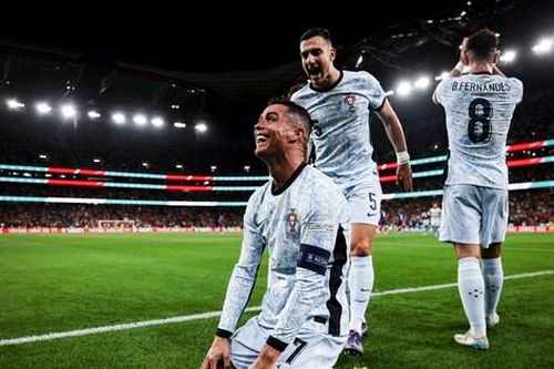 Ronaldo chạm mốc 900 bàn, tạo kỷ lục vô tiền khoáng hậu