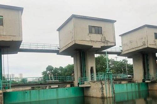Hà Nội hối hả nạo vét cống ngầm, hạ mực nước 'chết' tại các ao hồ để đối phó với bão số 3