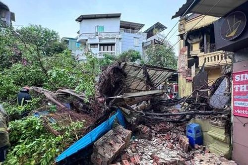 Hà Nội mưa lớn trước khi bão số 3 đổ bộ, cây gãy đổ vào nhà dân, 3 người bị thương