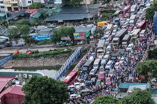 Giao thông Hà Nội hỗn loạn, người dân tháo chạy về nhà tránh bão