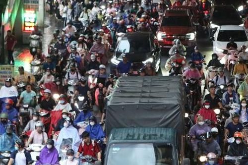 Hà Nội: Dòng người trong cảnh không lối thoát