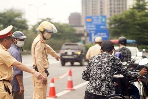 CSGT Hà Nội xử phạt hàng loạt xe máy đi vào đường cấm