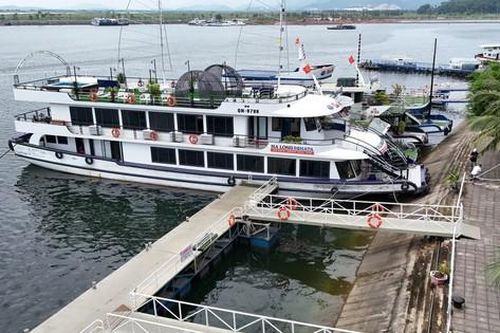 Tàu du lịch Quảng Ninh đã về nơi tránh trú bão sau lệnh cấm biển