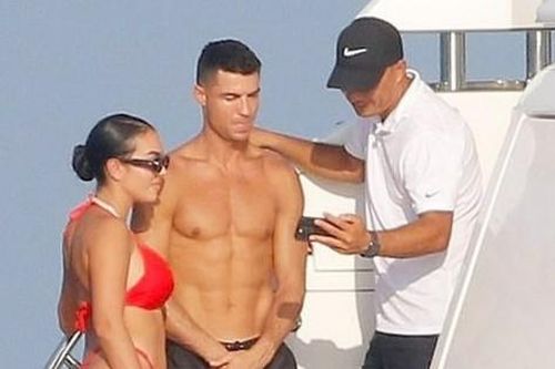 Bạn gái Ronaldo gây bàn tán