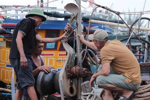 CLIP: Ngư dân Thái Bình hối hả neo đậu tàu thuyền trước khi siêu bão đổ bộ