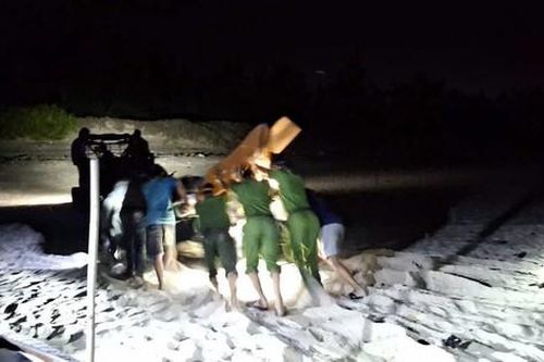 Nhiều thuyền của ngư dân Huế trôi dạt ra biển