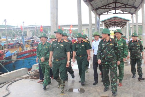 Trung tướng Hà Thọ Bình – Tư lệnh Quân khu 4 kiểm tra công tác phòng chống bão số 3