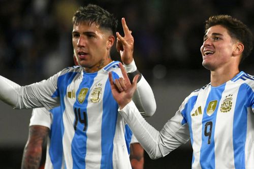 Julian Alvarez chói sáng, Argentina thắng đậm Chile