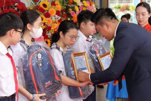 Sacombank dành hơn 4.000 suất học bổng cho học sinh, sinh viên nghèo toàn quốc