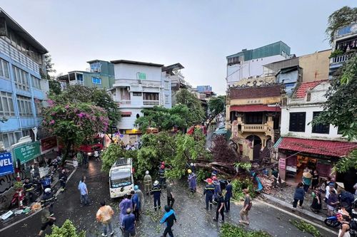 Giông lốc mạnh ở Hà Nội chỉ kéo dài 30 phút nhưng hậu quả nghiêm trọng