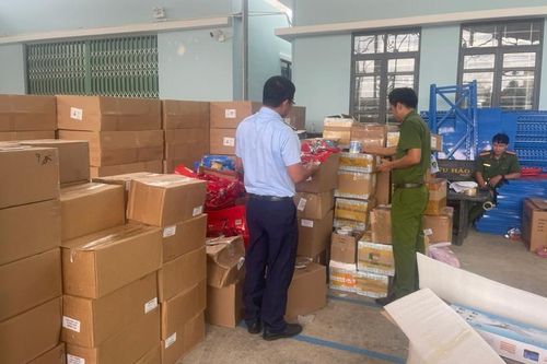 Tạm giữ gần 3 tấn sữa bột, thực phẩm chức năng nghi nhập lậu