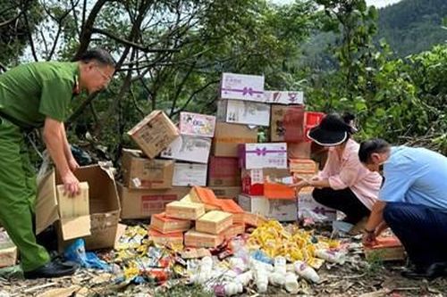 Tiêu hủy hàng ngàn chiếc bánh trung thu và thực phẩm không rõ nguồn gốc